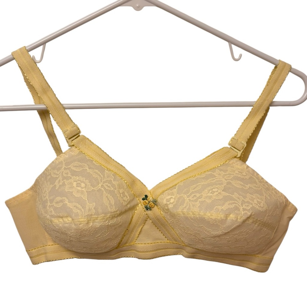 Vintage Yellow Lace Splendor Form Bra 36B Bullet Bra Preowned